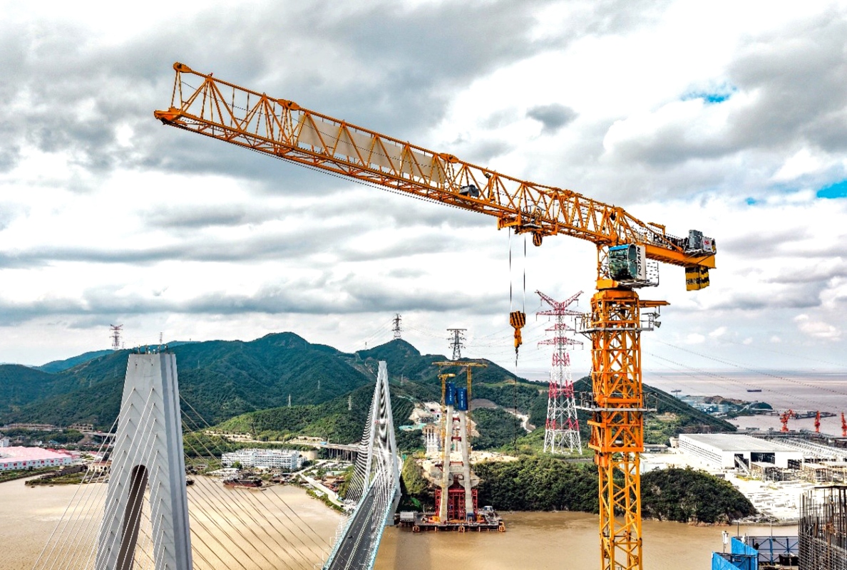 Potain MCT 385 cranes support construction of the world’s longest-span road-rail bridge