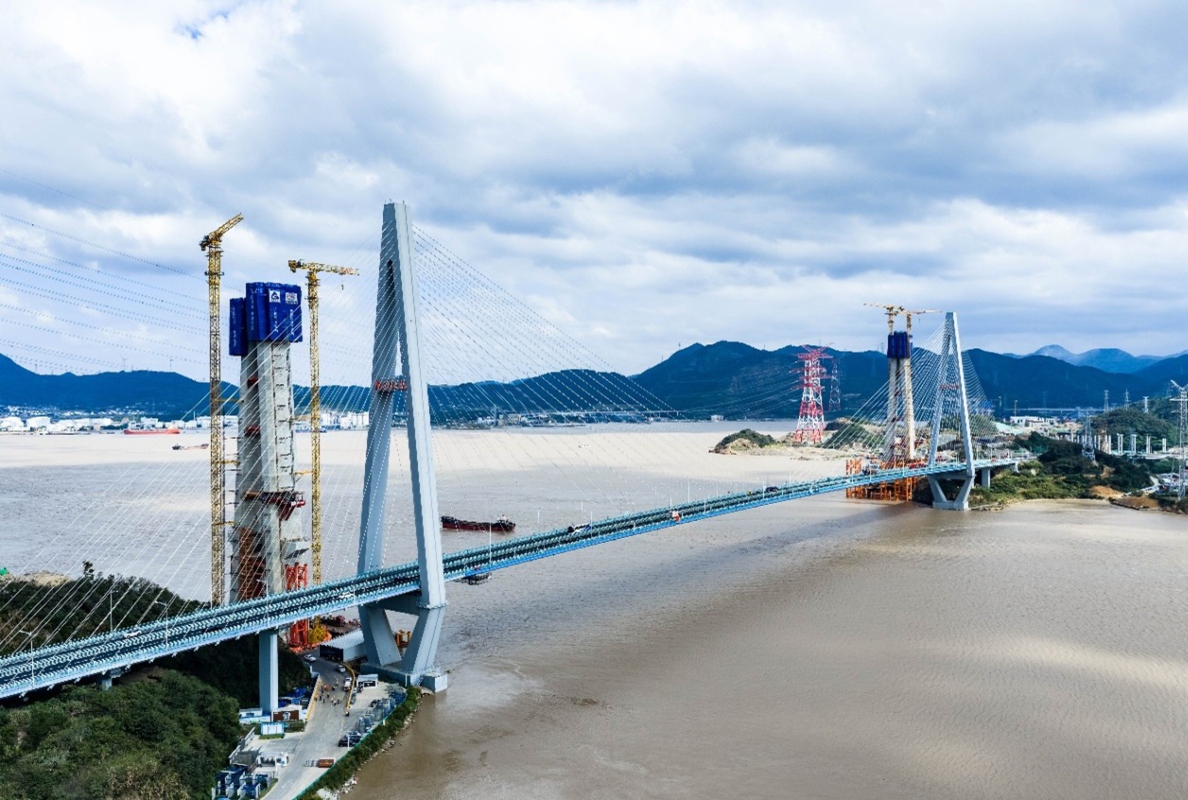 Potain MCT 385 cranes support construction of the world’s longest-span road-rail bridge
