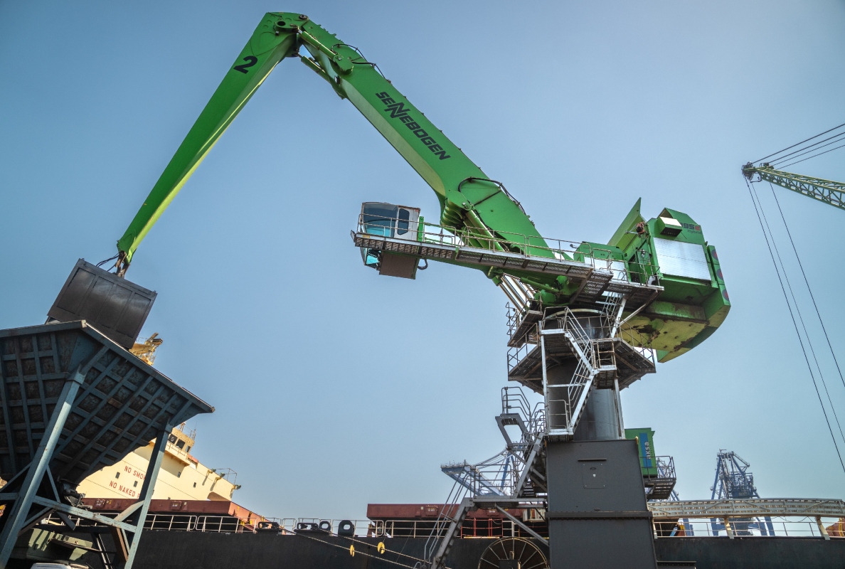 The height-adjustable Portcab driver's cab ensures optimum visibility of the entire working environment.