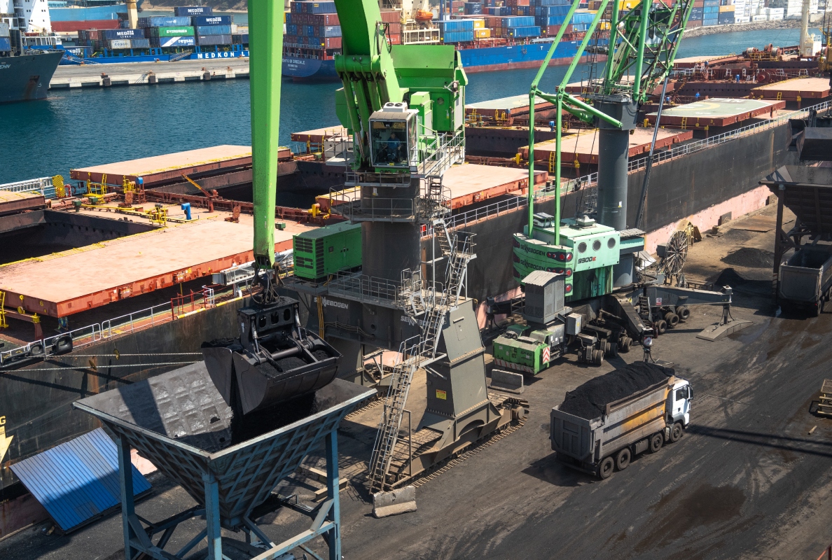 The height-adjustable Portcab driver's cab ensures optimum visibility of the entire working environment.