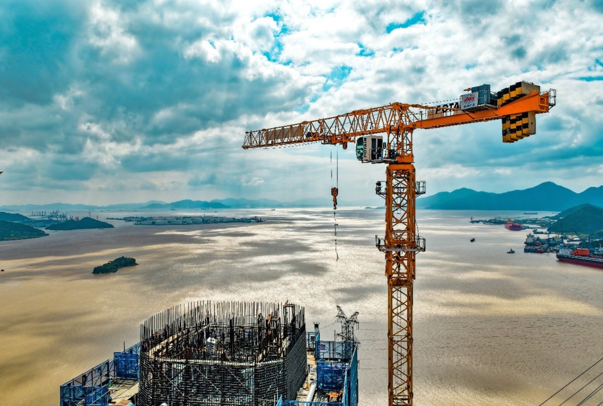 Potain MCT 385 cranes support construction of the world’s longest-span road-rail bridge