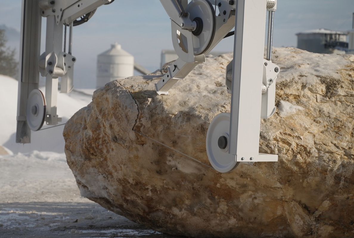 The saw cuts through natural stone up to five metres wide.