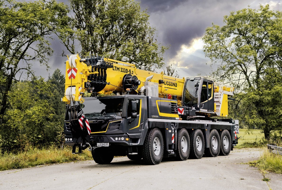 The Liebherr-Werk Ehingen GmbH already changed over to climate-neutral HVO fuel instead of fossil diesels in September 2021 – all new mobile and crawler cranes of the company are HVO-compatible.