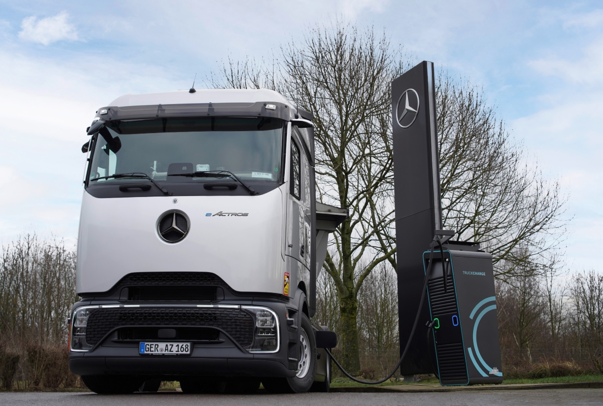 Daimler Truck establishes semi-public charging network for trucks – first pilot customers successfully launched