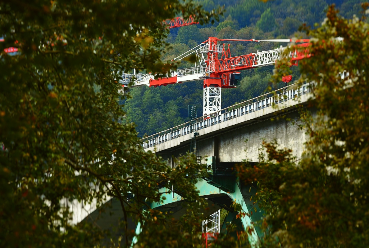 Europe’s largest ever Potain top-slewing cranes tackle massive Gravagna viaduct refurbishment in Italy