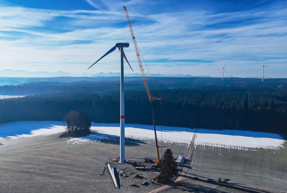The Grove GMK6400-1 delivers outstanding reach with 54.6 m of main boom combining with 73 m of luffing jib on the project.