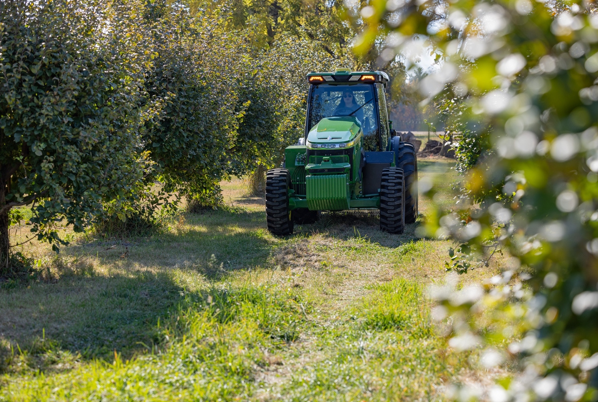 John Deere presents fully electric tractor prototype at Grüne Woche 2026