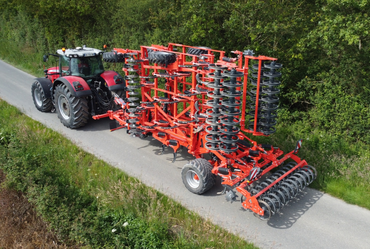 KUHN presents the new HIGHLANDER tine cultivator: Scalping and mixing, the machine that works for your soil!