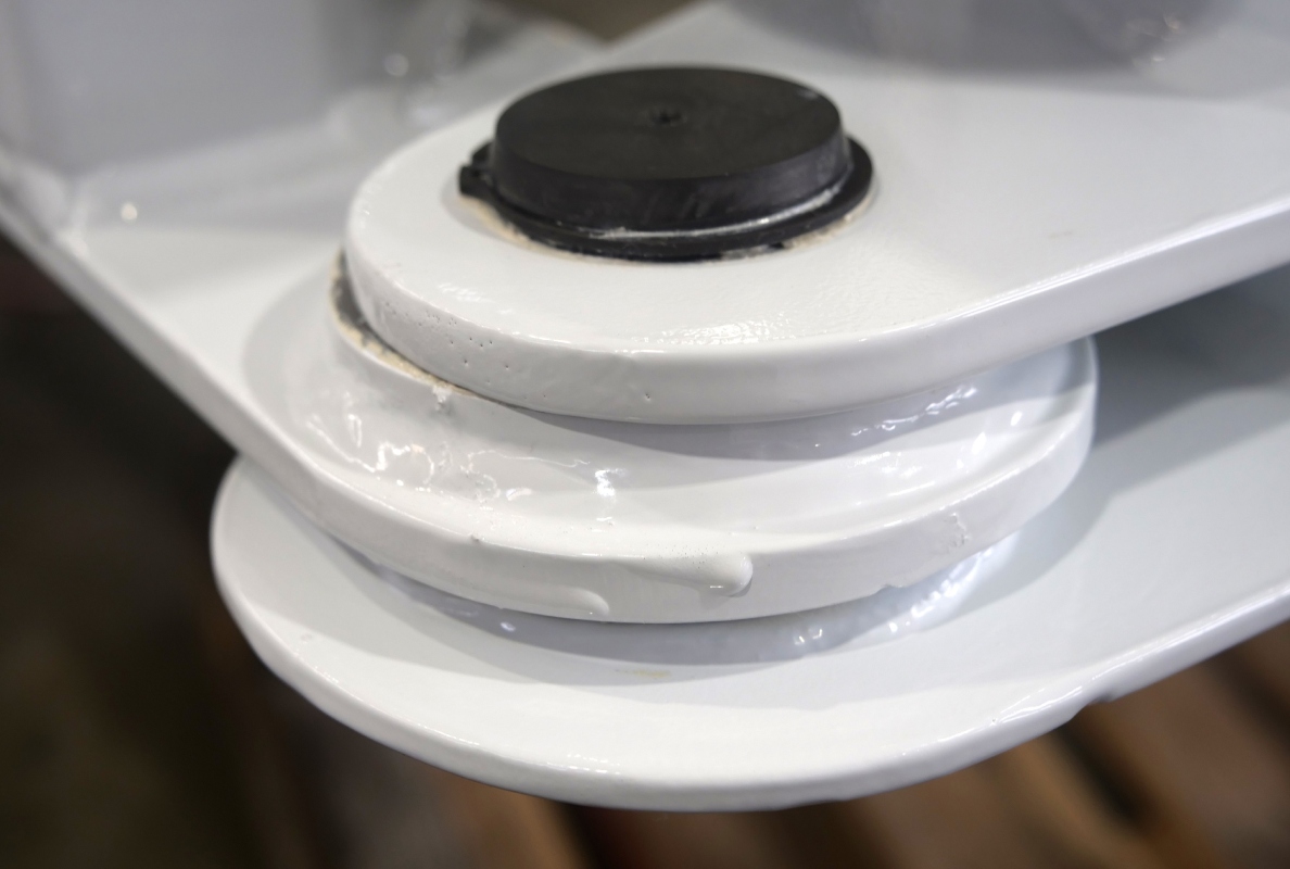 Lubrication-free, low-wear iglidur Q2 plain bearings ensure that the saw is mobile and can be flexibly adjusted.