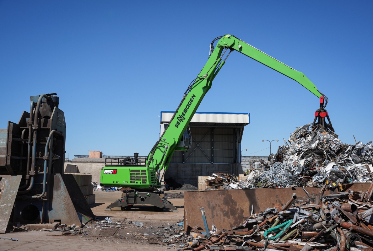 With a working radius of up to 17 meters, the 830 G feeds the scrap shear.