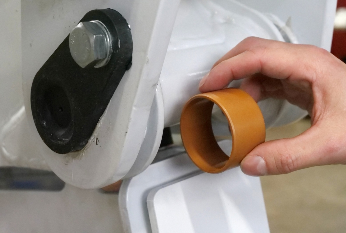Lubrication-free, low-wear iglidur Q2 plain bearings ensure that the saw is mobile and can be flexibly adjusted.