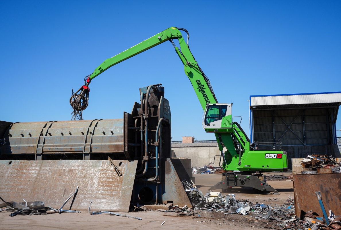 With a working radius of up to 17 meters, the 830 G feeds the scrap shear.