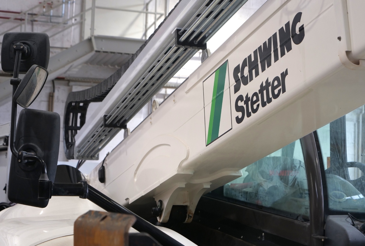 In addition to the Q2 bearings, Schwing has also installed igus energy chains from the H4.56 and H4Q.58 series.