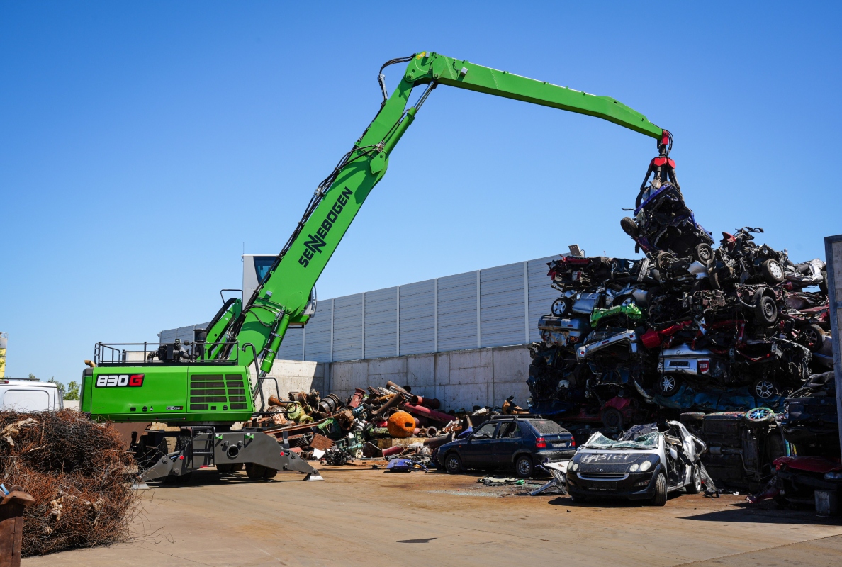 The SENNEBOGEN 830 G demonstrates its strength in the precise dismantling of car bodies. 