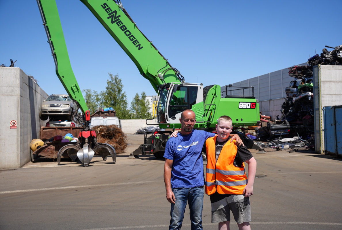 Operator Vítězslav Weis shows his son the SENNEBOGEN 830 G – perhaps his future colleague at KOVOŠROT Prague.