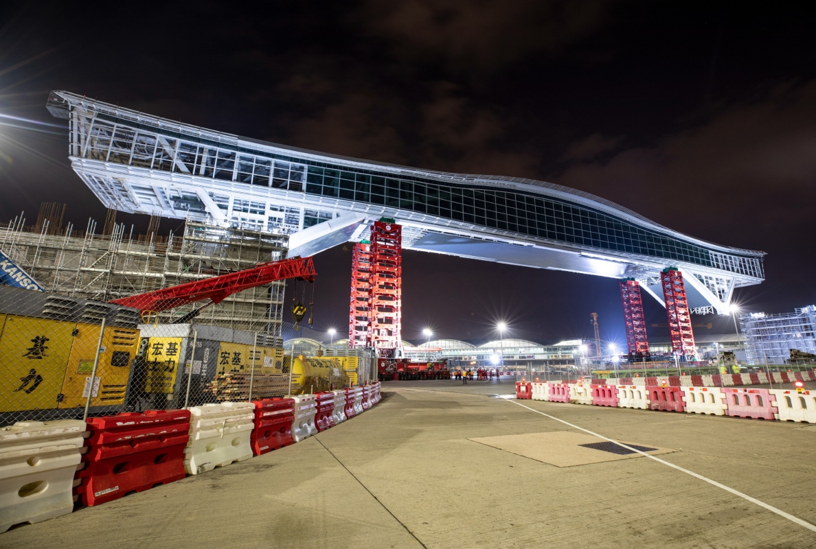 Mammoet's Mega Jack system completed the world's heaviest jack-up operation, lifting 42,780t.