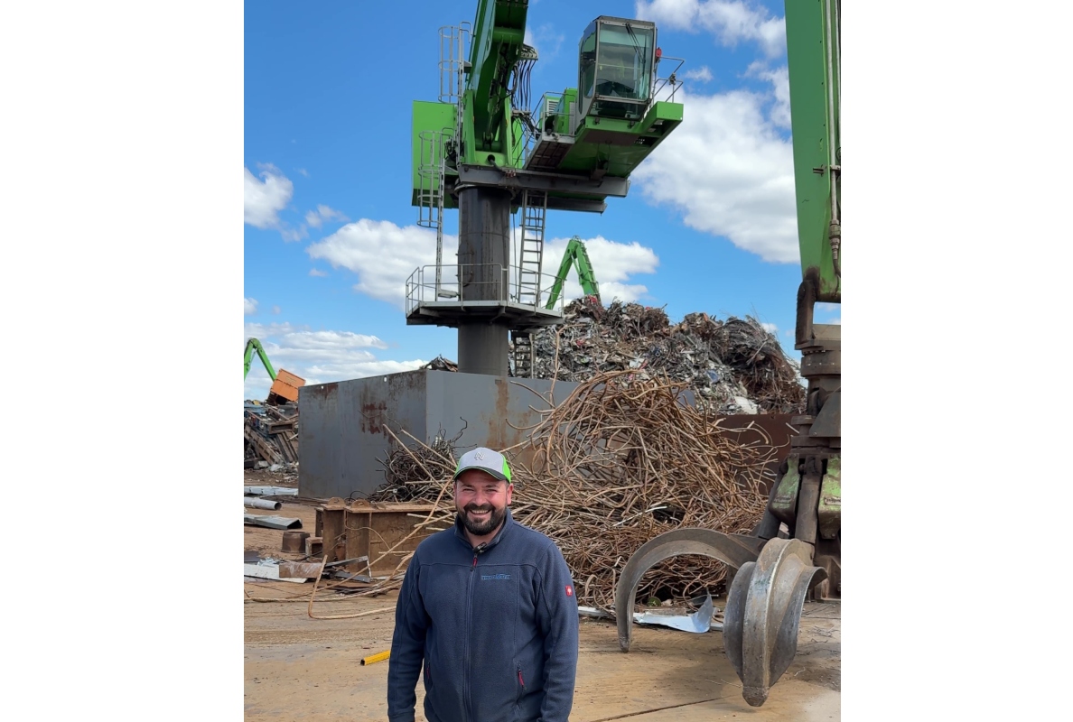 The machine has a big reach thanks to its equipment, we can now stack scrap much higher - says machine operator Adem.