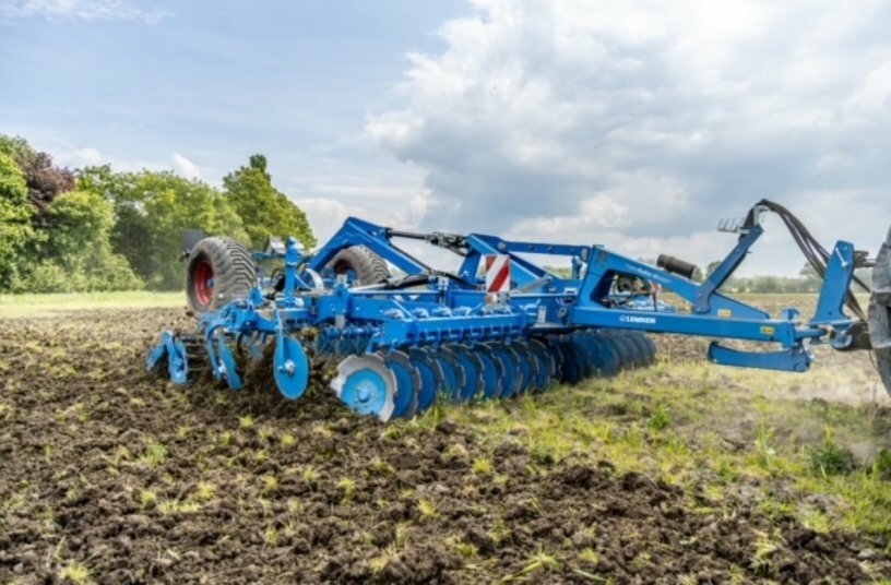 For the semi-mounted Rubin 10 TF, available with working widths of 4 to 7 metres, a number of innovative features are introduced.