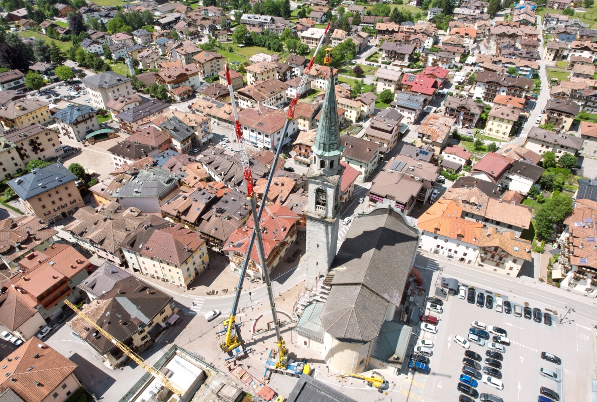 Two Grove all-terrain cranes team up to repair historic Italian church