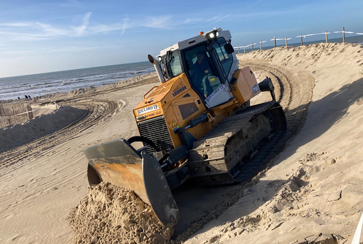The PR 716 transforming the beach at Le Touquet in France into a race track.