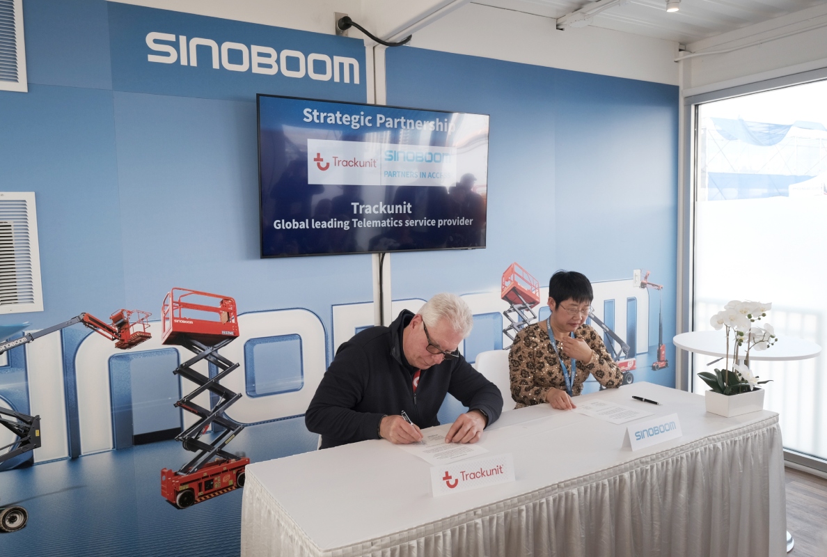 Paul Wilson of Trackunit and Susan Xu of Sinoboom.