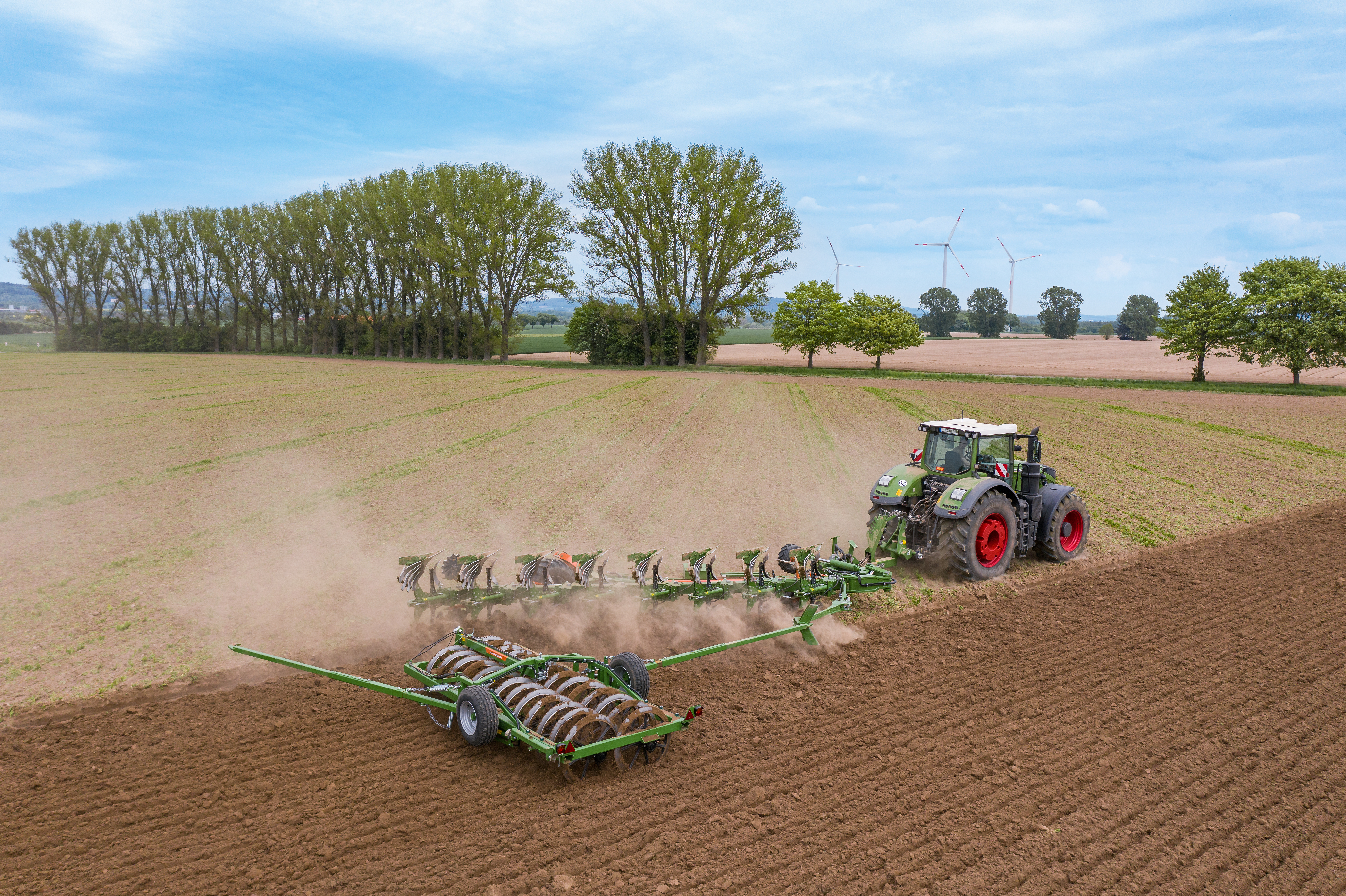 On land ploughing with the new AMAZONE Tyrok 400 Onland semi-mounted reversible plough.
