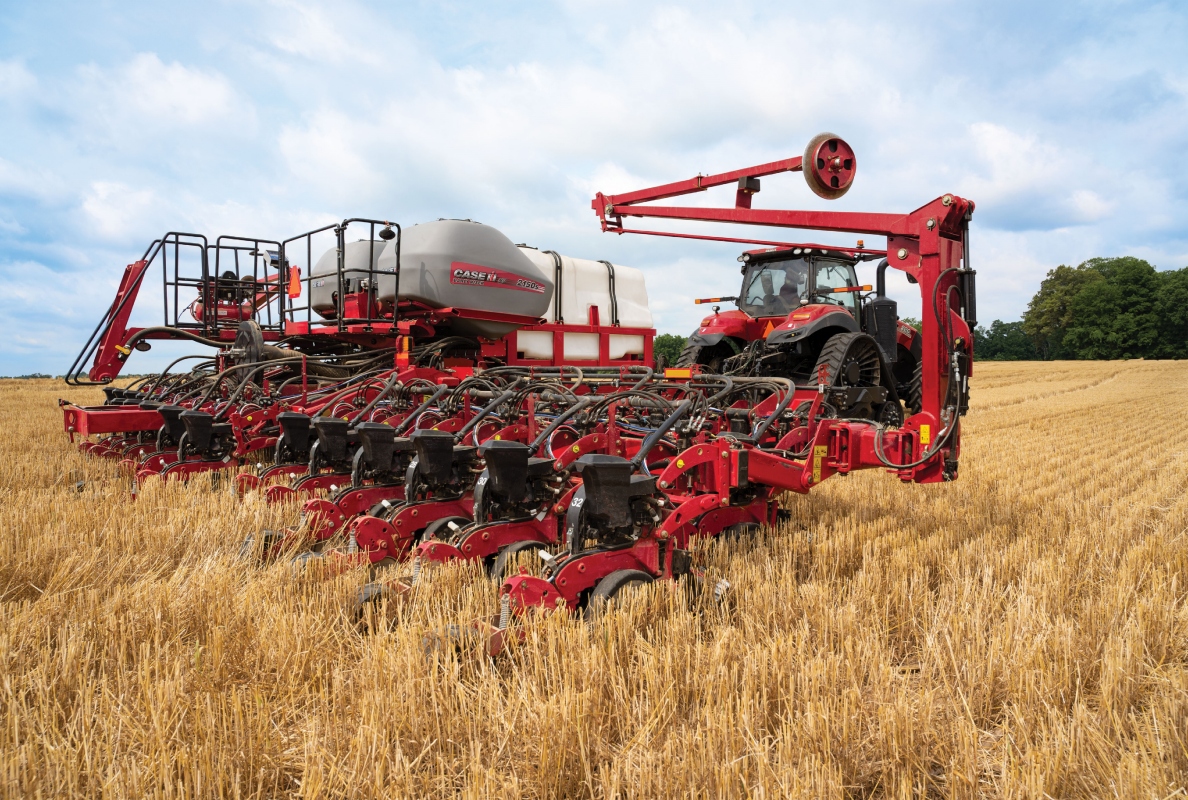 The award-winning Early Riser 2150S Front-Fold Split-Row Planter delivers superior agronomic performance with best-in-class 50-inch split-row offset (front to back) design combined with superior ground following.