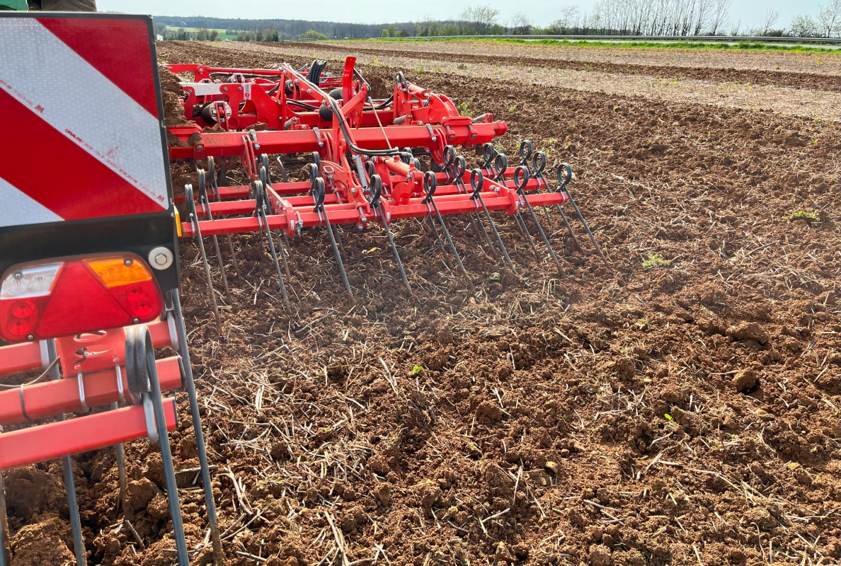 KUHN presents the new HIGHLANDER tine cultivator: Scalping and mixing, the machine that works for your soil!