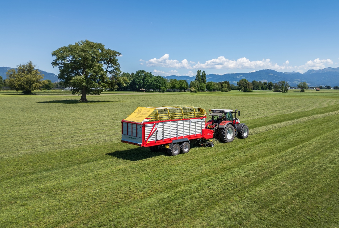 The Pöttinger tine conveyor loader wagon delivers high performance and conserves the soil