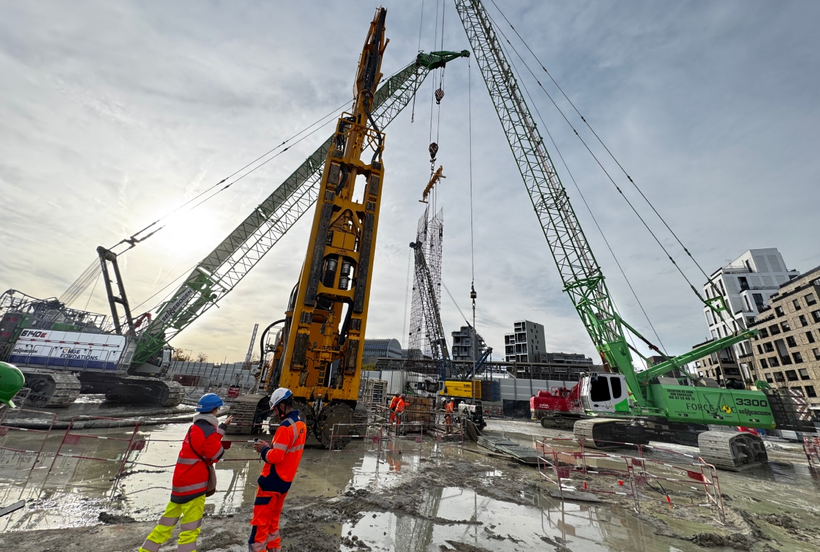 The SENNEBOGEN 3300 crawler crane from FORCE-LOC is used to assemble the reinforcement cages for the service structure for the tunnel boring machine.