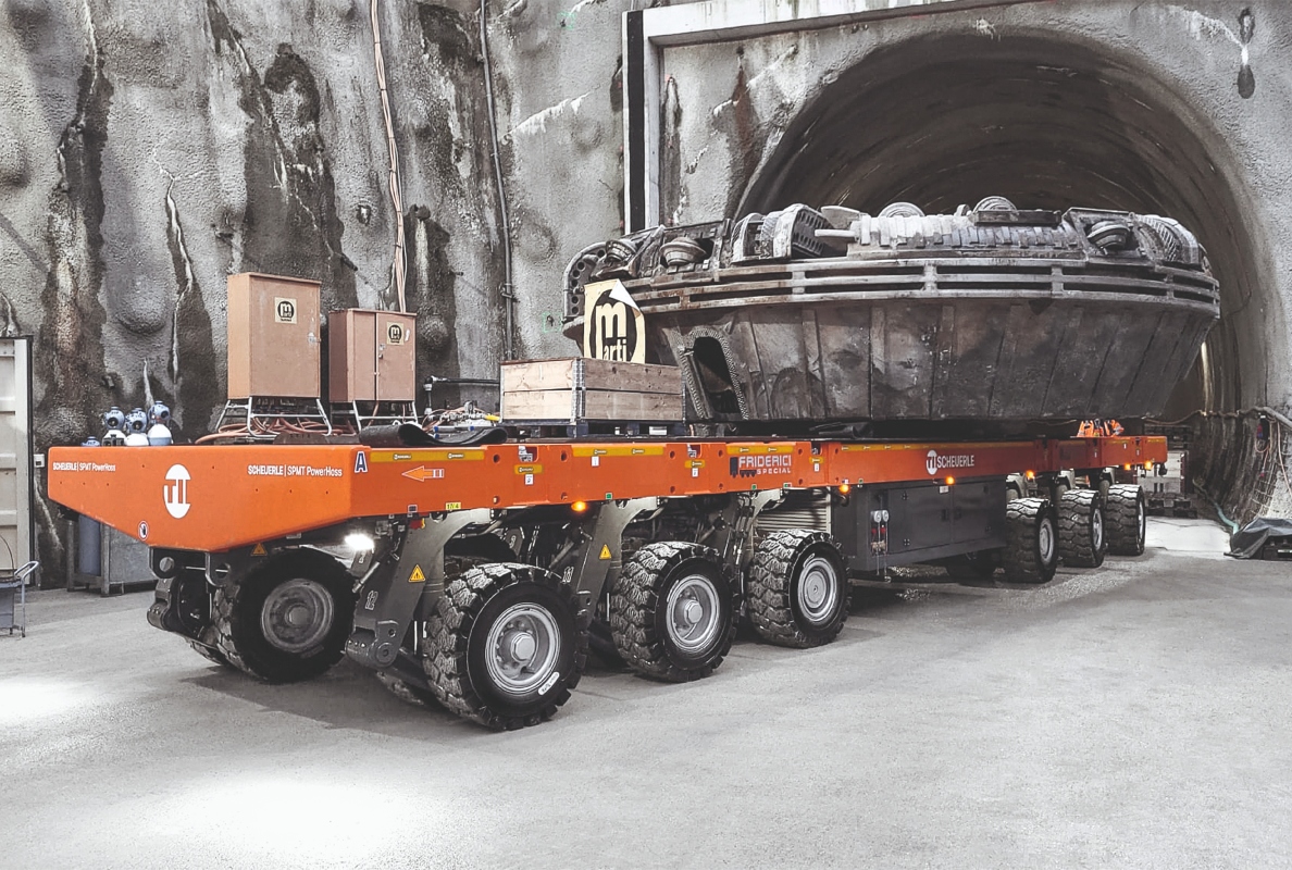 Compact, strong, manoeuvrable: the SCHEUERLE SPMT PowerHoss makes an impressive case with its high load-bearing capacity and minimal space requirements.