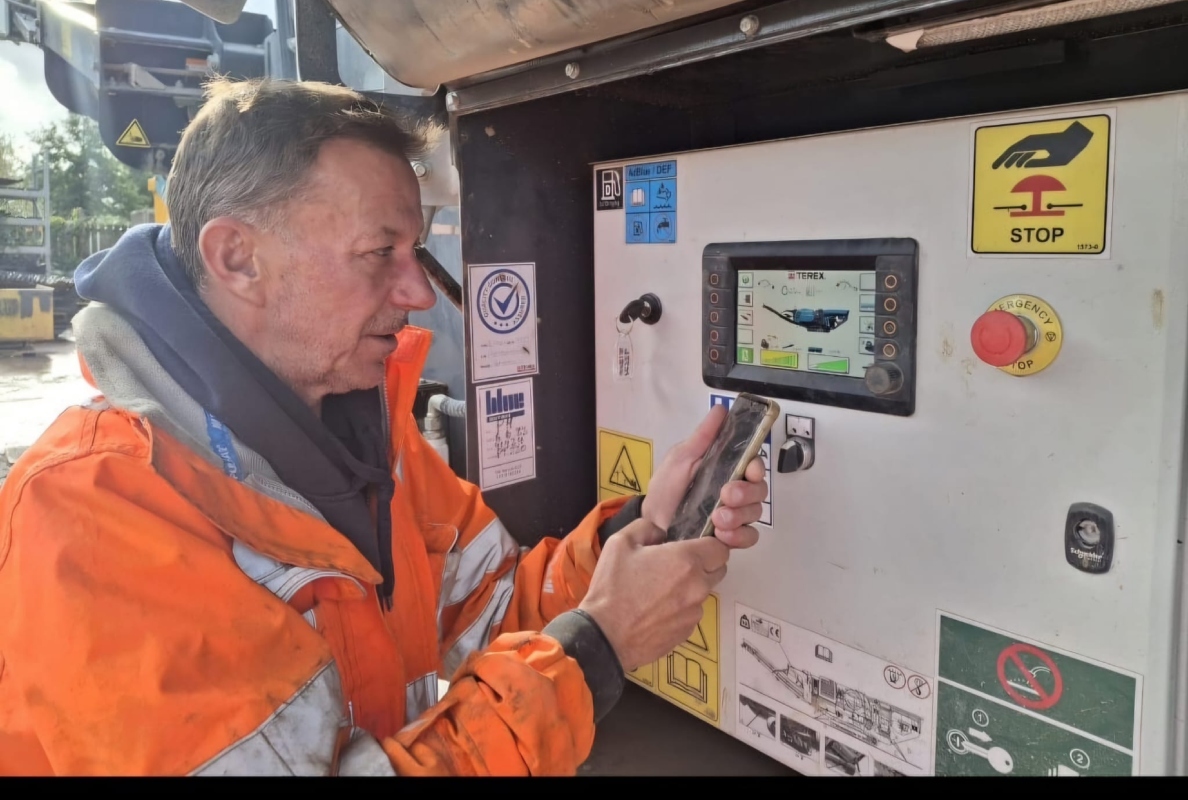 Paul Holder, Hire Fleet Manager, Blue Machinery Southern using Ask Terex technology to assist him with setting up a crusher for a customer.