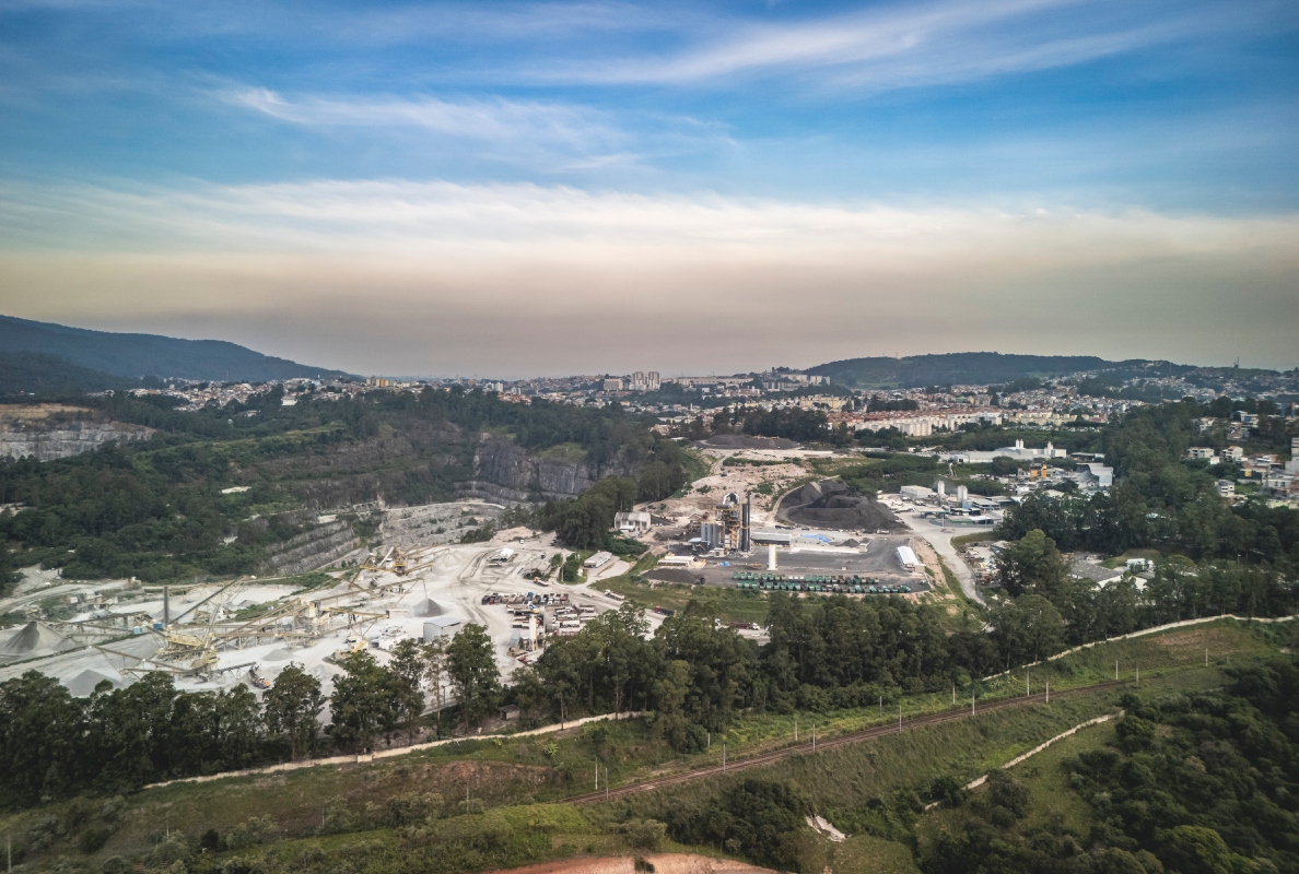 The RPP plant from Benninghoven is ideally integrated into the quarry between the virgin material processing facility and the RAP material stockpile.