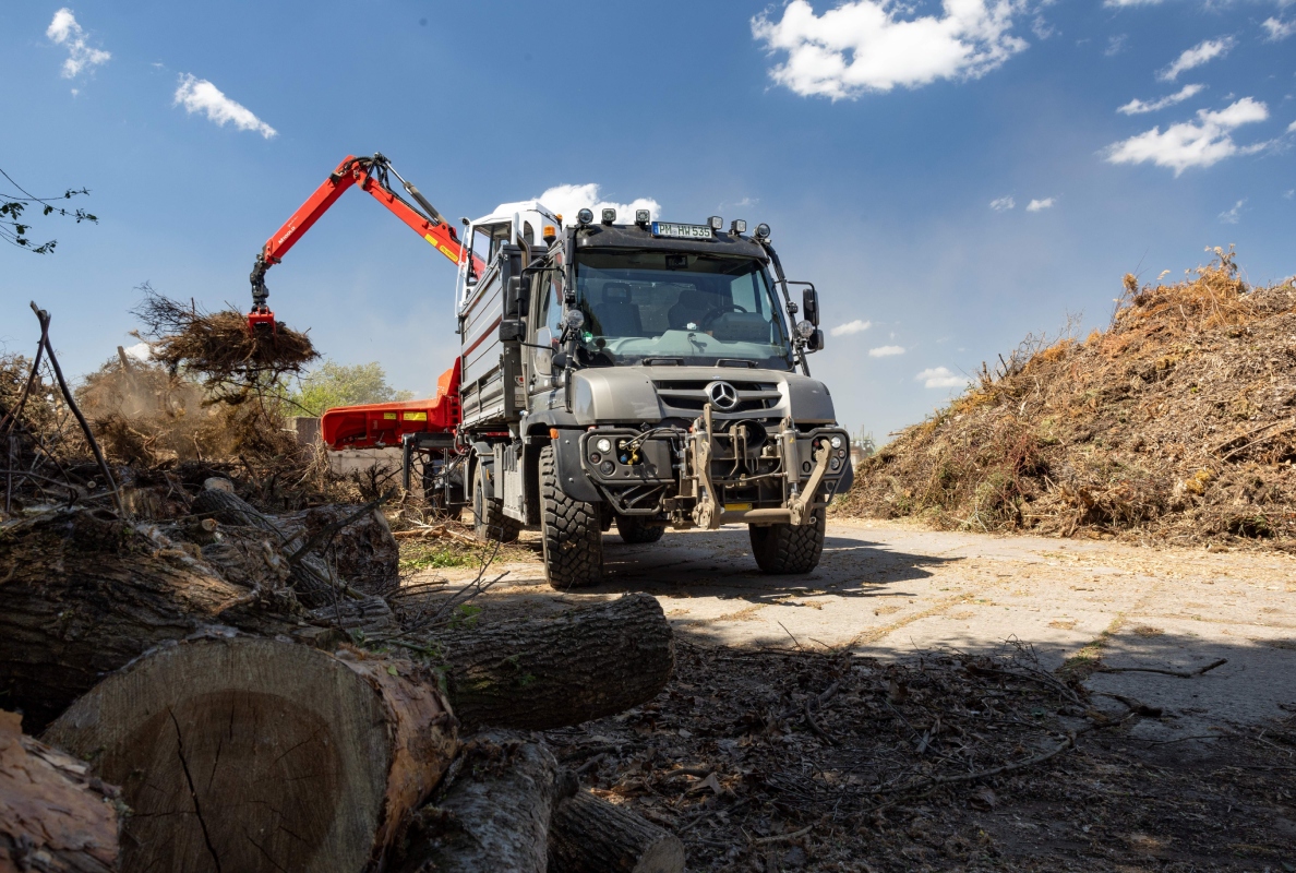 Unimog U 535 als Holzhacker