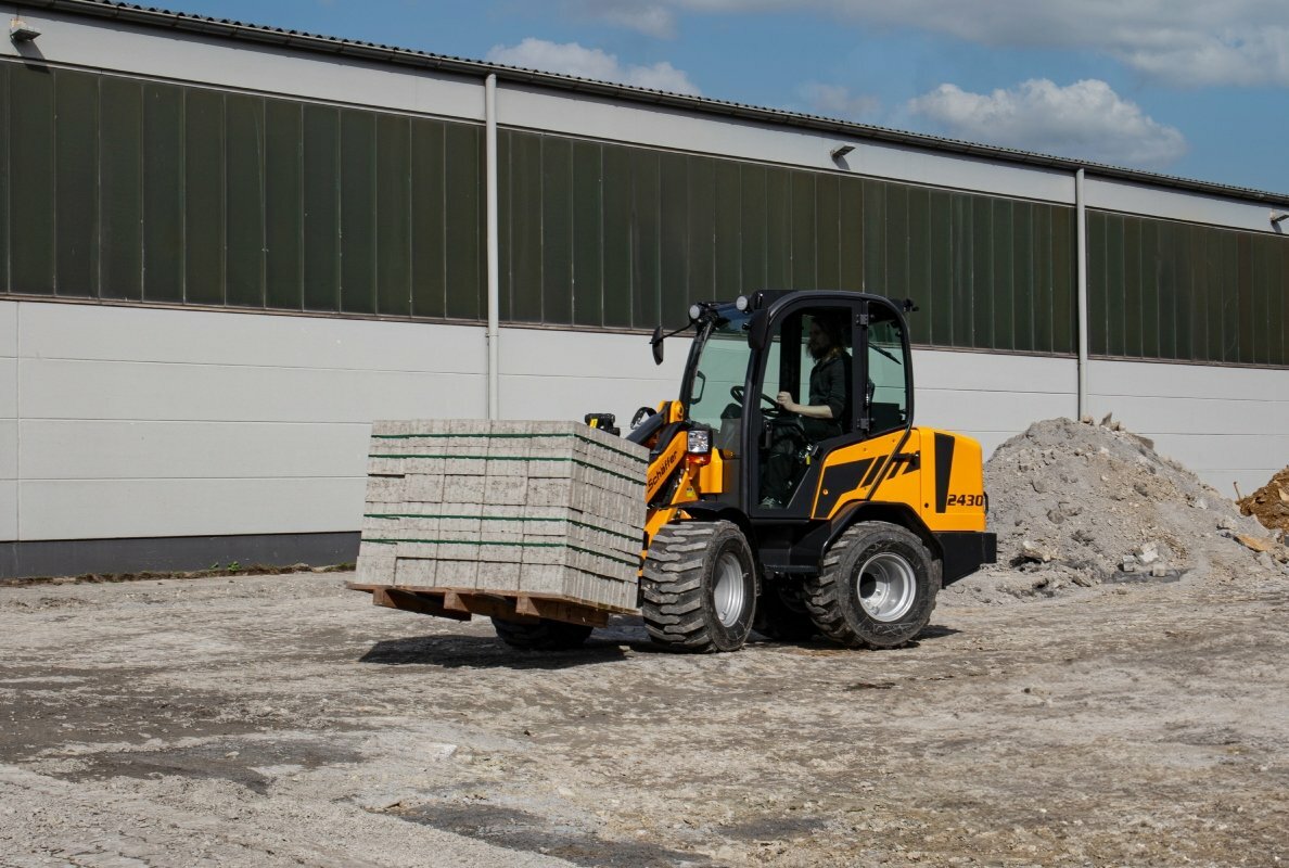 The new Schäffer 2430-2 is set to become a firm favourite thanks to its efficient drive concept and its high lifting capacity; in use here with maximum ballast.