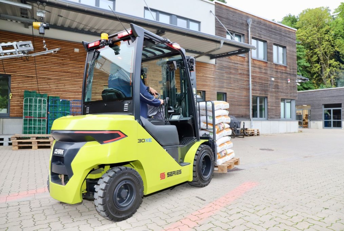 The Renegade series (S25-35XE) is designed for operators who do not want to forego the advantages of the Clark S-Series – Smart. Strong. Safe.