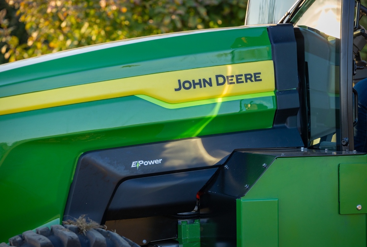 John Deere presents fully electric tractor prototype at Grüne Woche 2026