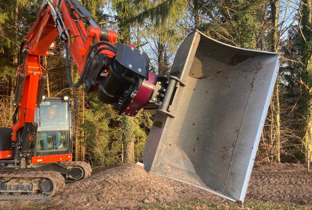 This combination is now available in two versions, depending on the task: Either more working range and oil quantity is needed or flat construction and higher break-away-force.