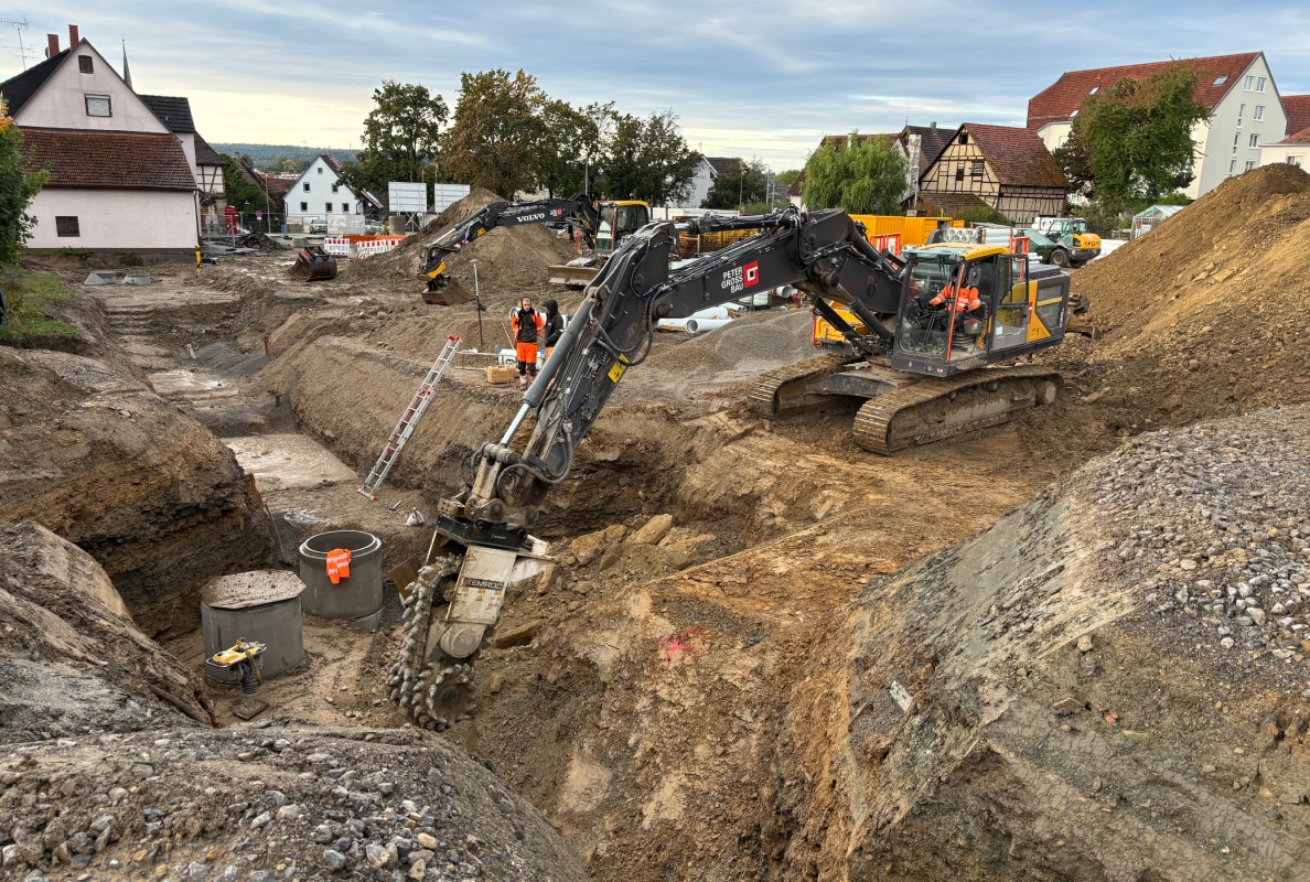 The 35-tonne excavator from the contractor‘s fleet was equipped with a rented KEMROC EK 150 chain cutter attachment.