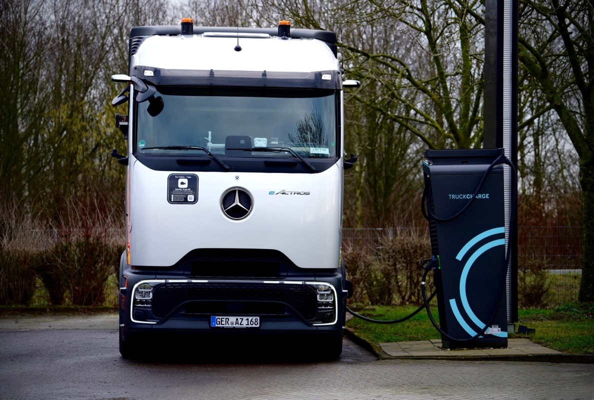 Daimler Truck establishes semi-public charging network for trucks – first pilot customers successfully launched