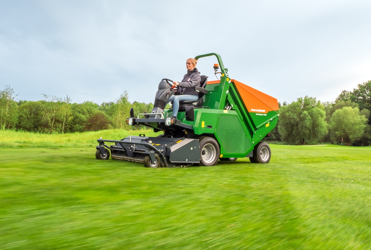 The fresh green-orange colour scheme not only gives the AMAZONE groundcare a striking visual change, but also new dynamic lines.