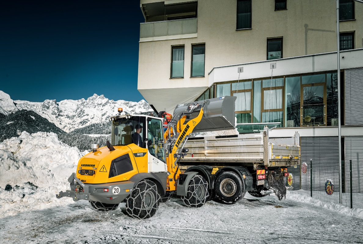 Liebherr stereoloaders have the manoeuvrability to effortlessly clear snow and ice from inner-city courtyards.