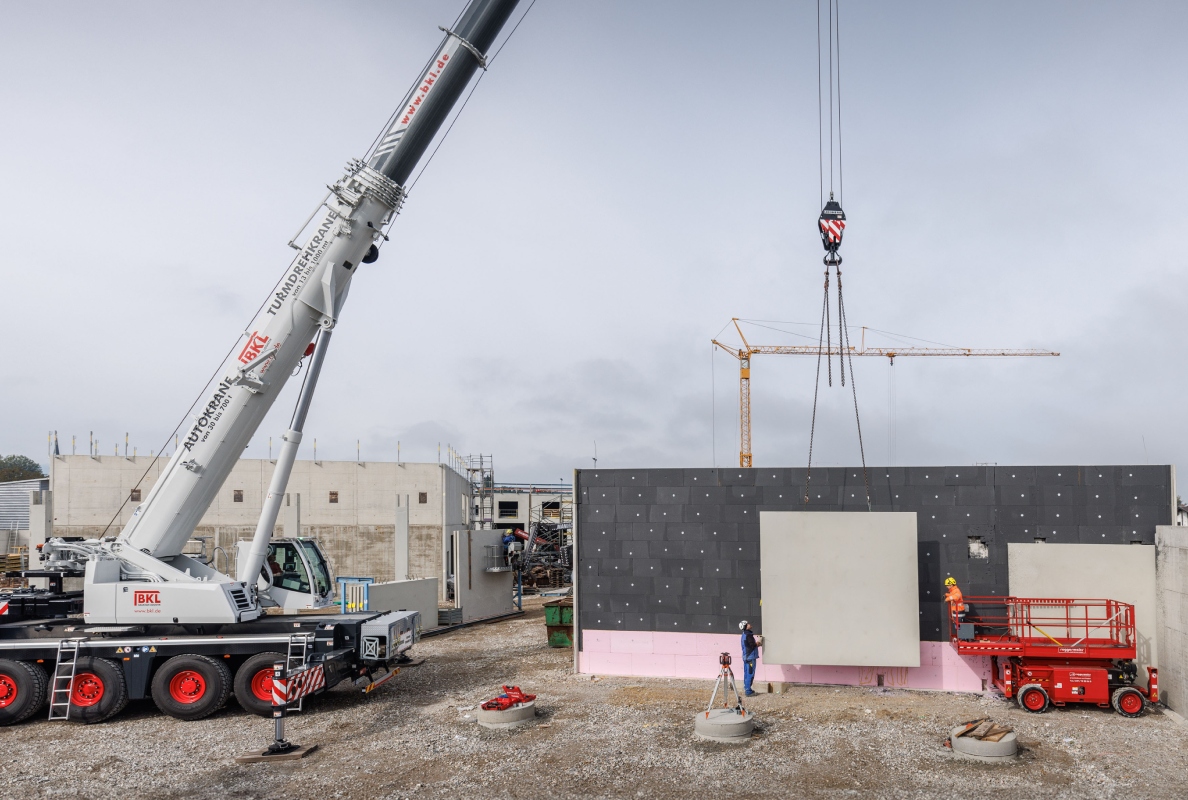 No ballast transport required – just 13.4 tonnes of counterweight were required for installing the elements, which weighed up to 5 tonnes.