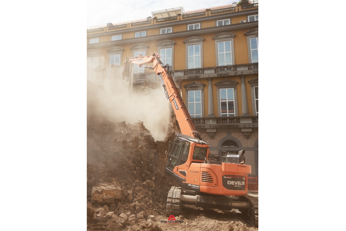 Develon crawler excavator in Italy