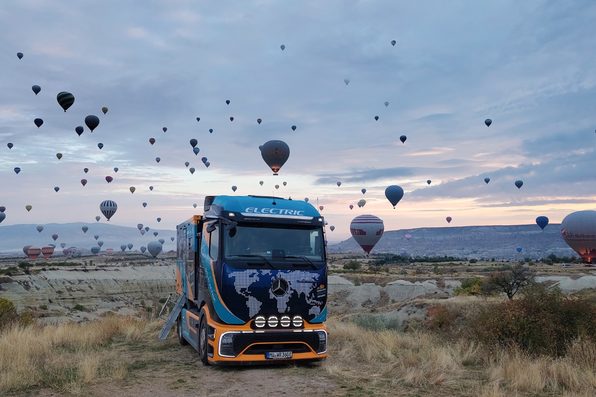 A stop with a view: the eActros 600 in the heart of Cappadocia, Türkiye.