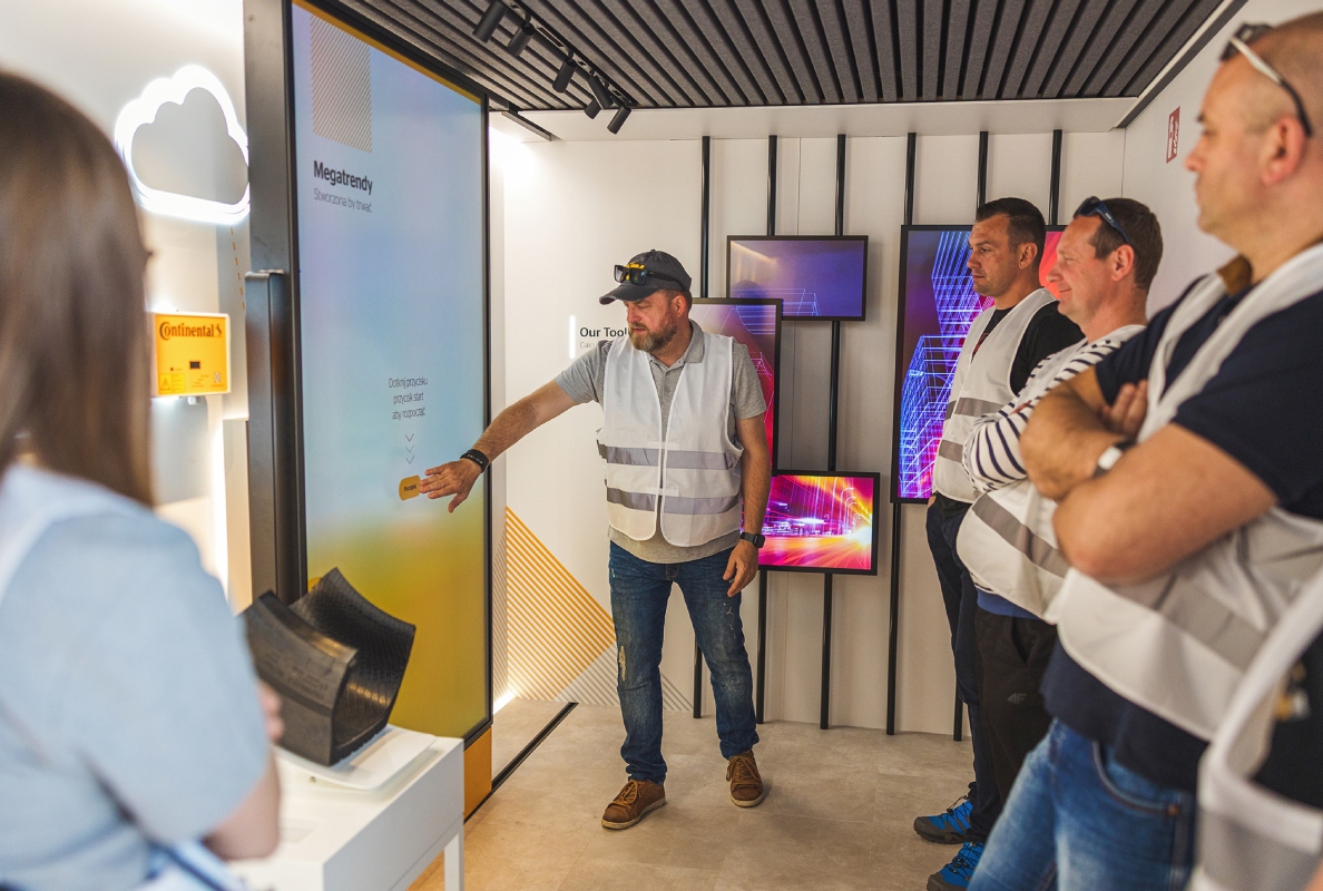 Awaiting the visitors in the trailer is an interactive exhibition – as can be seen here during a stop in Poland.