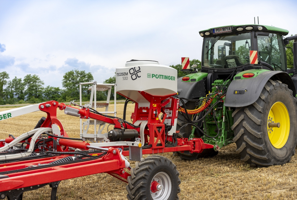 Efficient work with TERRIA 4040 and TEGOSEM 500. TRACTION CONTROL to optimise the tractor’s power.