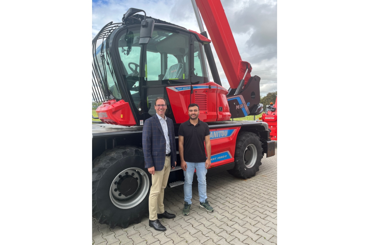 Ahmad with Managing Director Peter Wildemann in front of an MRT e