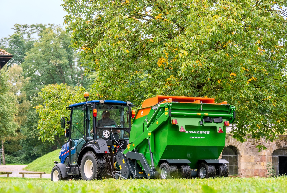The fresh green-orange colour scheme not only gives the AMAZONE groundcare a striking visual change, but also new dynamic lines.