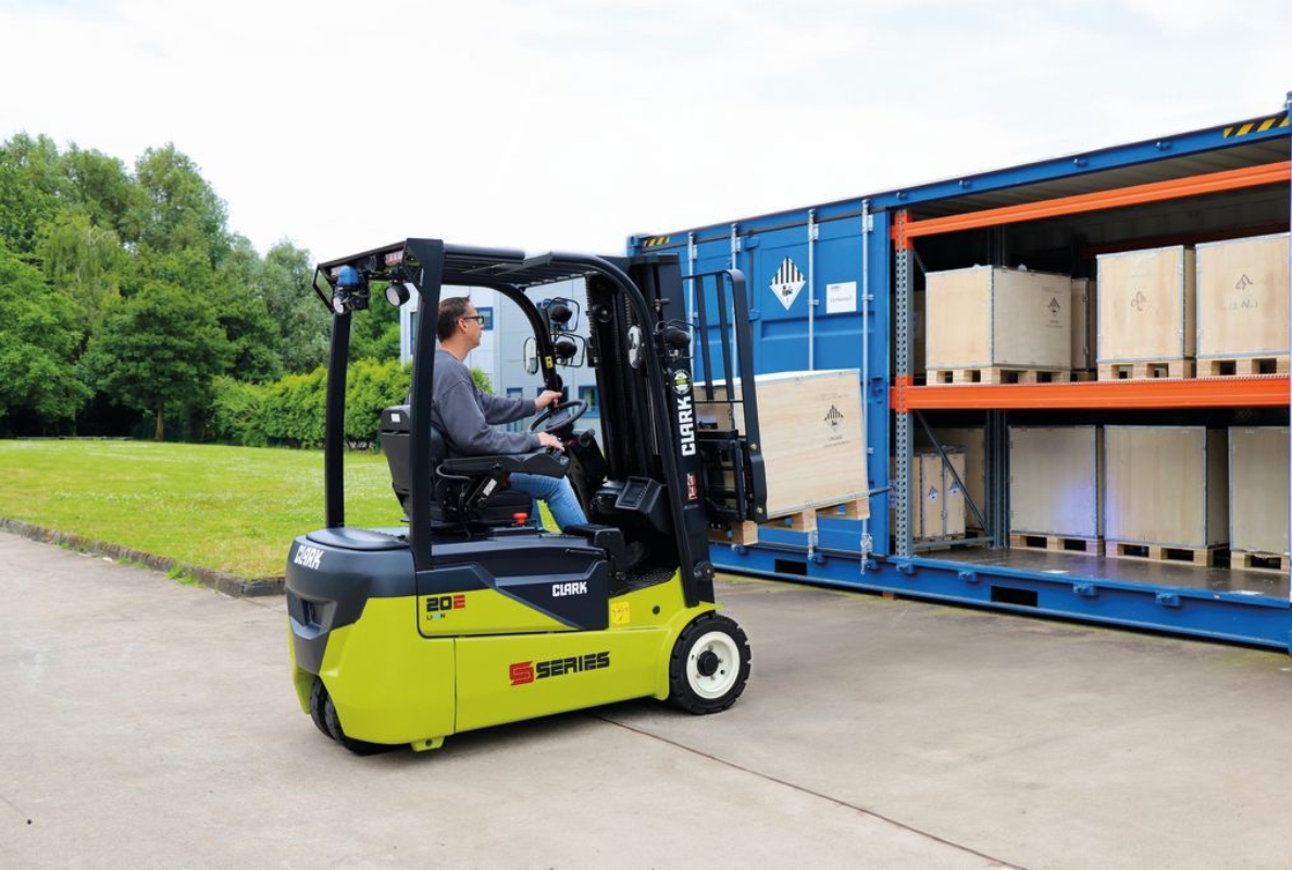 The STE16/18/20 and SE16/20 electric forklifts from the S-Series Electric range offer the perfect combination of safety and high handling performance